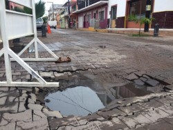 Dos meses con un bache enorme reportan vecinos de la Teniente Azueta.