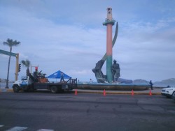 Dan mantenimiento al Monumento al Pescador.