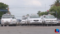 Se manifiestan taxistas ante Subdelegación del Transporte