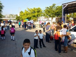 Madres de familia toman primaria en Topolobampo