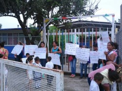Piden rendición de cuentas en el Kinder Octavio Paz.