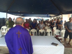 Celebran misa en memoria de pescadores fallecidos por huracanes.