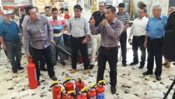 Instalan extinguidores en el Mercado Pino Suárez.