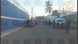 Dejan 6 cadáveres apilados afuera de clínica