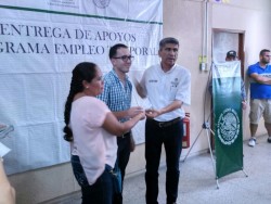 Entregan apoyos de empleo temporal.