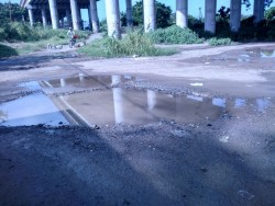 Fugas de drenaje y agua potable deterioran las calles en la Salvador Allende.