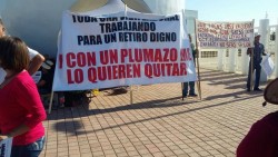Se manifiestan jubilados y pensionados del IMSS.