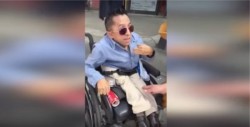 Conductor bloquea rampa para discapacitados y personas le reclaman