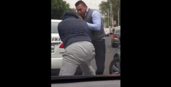 VIDEO: Captan pelea entre chofer de Uber y taxista