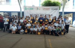 Entregan balones indestructibles a jóvenes