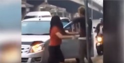#Video Momento en que una mujer se lleva a su esposo a punta de machete