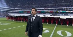 Critican a Julión por el Himno Nacional en juego de la NFL