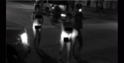 Obligan a presuntas ladronas a caminar desnudas en Sonora