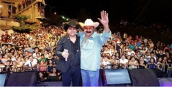 Regala 'Layín' 50 mil pesos en efectivo durante concierto de Julión Álvarez