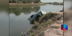 Cae auto a canal, rescataron víctima