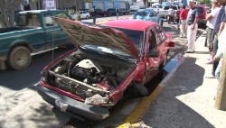 Arrolla a motociclista y choca con dos autos.