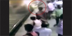 #Video Asaltante arroja a su víctima a las vías del tren