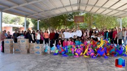 DIF dona piñatas y dulces navideños para escuelas rurales