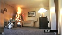 Llaman bomberos a apagar luces navideñas y veladoras por la noche.