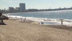 Turistas disfrutan de las playas y el malecón.