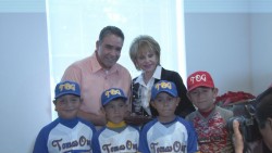 Entregan presea T.O.G. a Eddie Díaz.