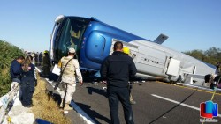 Vuelca autobús de pasajeros al sur de Navojoa; 3 muertos y 22 heridos