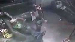 VIDEO FUERTE: Un hombre comete un asesinato con una niña en brazos