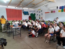 Enseñan Protección Civil a estudiantes.