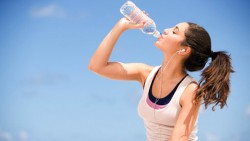 ¿Qué pasaría si bebemos 3 litros de agua diario por un mes?