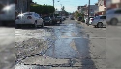 Agua brota del pavimento en la Montuosa.