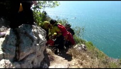 Rescatan a joven lesionada del faro.
