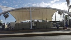 El viento impide terminar la instalación de la velaria.