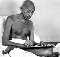 Recuerdan a Mahatma Gandhi a 69 años de su partida