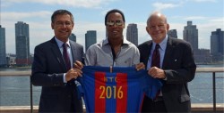 Ronaldinho ficha por el Barça