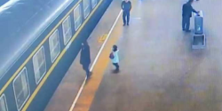 VIDEO: Niña de 3 años cae a las vías del tren momento antes de que avanzara