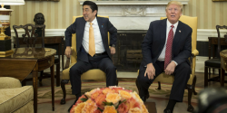 #Vídeo incómodo apretón de manos entre Trump y el ministro japonés