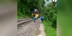 #Video joven casi muere arrollada por tren