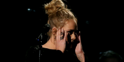 #Video Adele se equivoca en tributo a George Michael en los Grammys