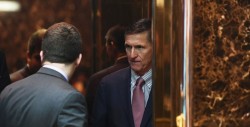 Trump culpa a medios por dimisión de Flynn
