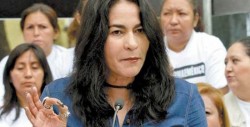 Delegada enseña como colocar un preservativo con la boca
