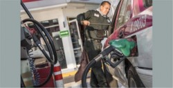 La gasolina bajará dos centavos por litro