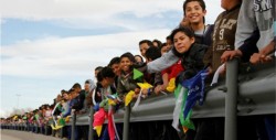 #Video Mexicanos forman un 'muro humano' en la frontera con EU
