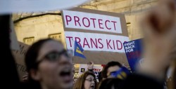 Trump anula baños para transexuales