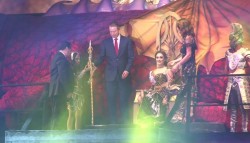 Viviana I recibe la corona de Reina del Carnaval de Mazatlán