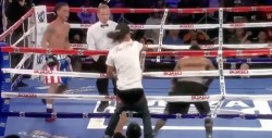 #Video Fanático sube al ring y le lanza un golpe a uno de los boxeadores