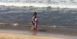 Mientras llega la hora del segundo desfile... playa