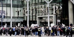 Canadienses protestan en torre de Trump
