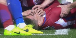 Fernando Torres se desploma en medio del partido entre el Atlético y Depor