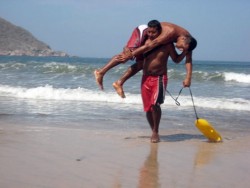 Capacitarán a salvavidas de hoteles para rescates en el mar