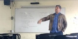 Exponen a maestro mientras grita comentarios machistas a sus alumnos